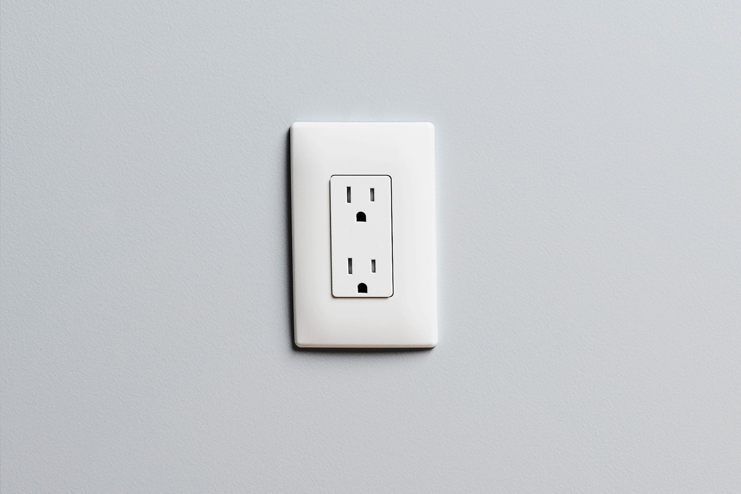 Tamper-resistant outlet