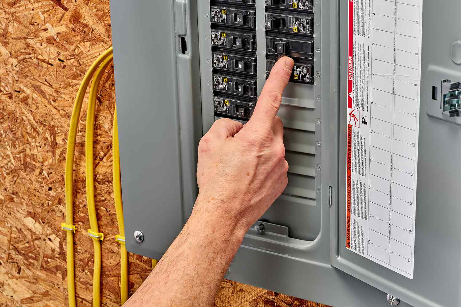 Strom in der Hauptschalttafel des Warmwasserbereiters wieder eingeschaltet