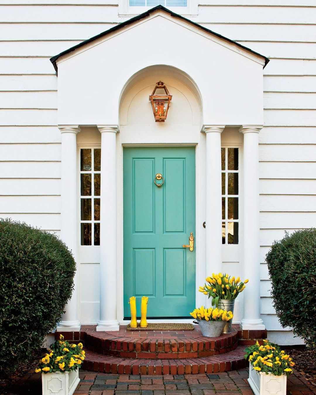 Ein weißes Haus mit einer ozeanblauen Eingangstür