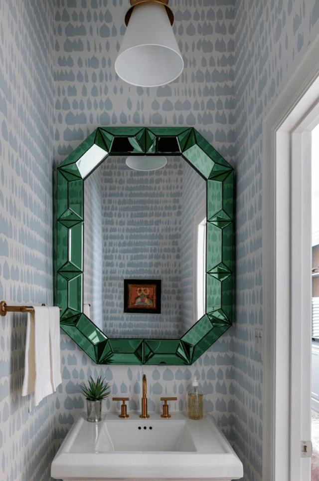 Baño con espejo verde gema