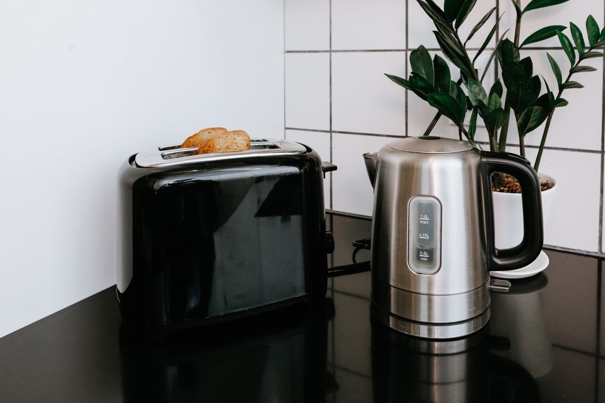 ein Toaster und Wasserkocher