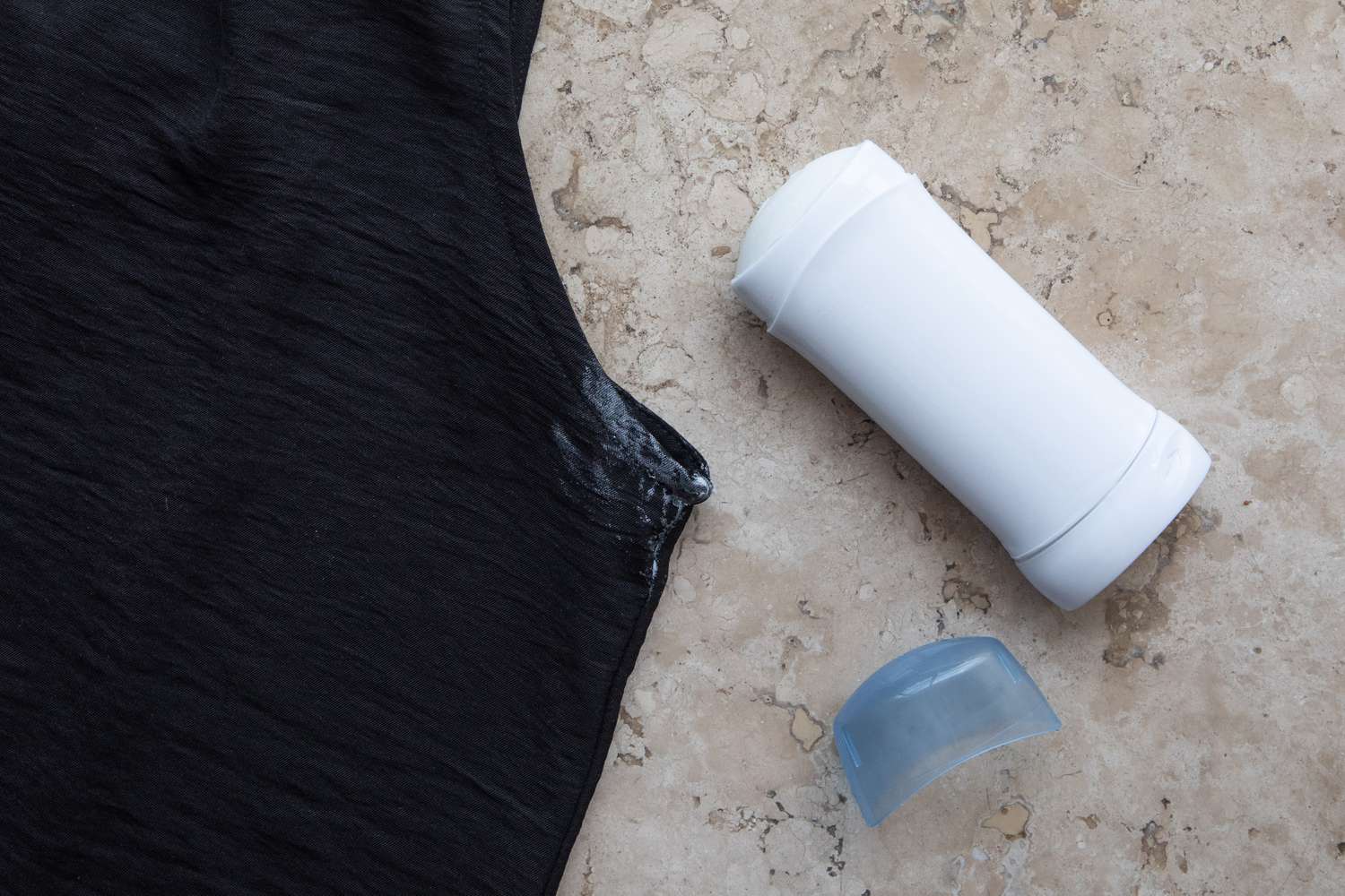 Wie man Deodorantflecken von einem Hemd entfernt