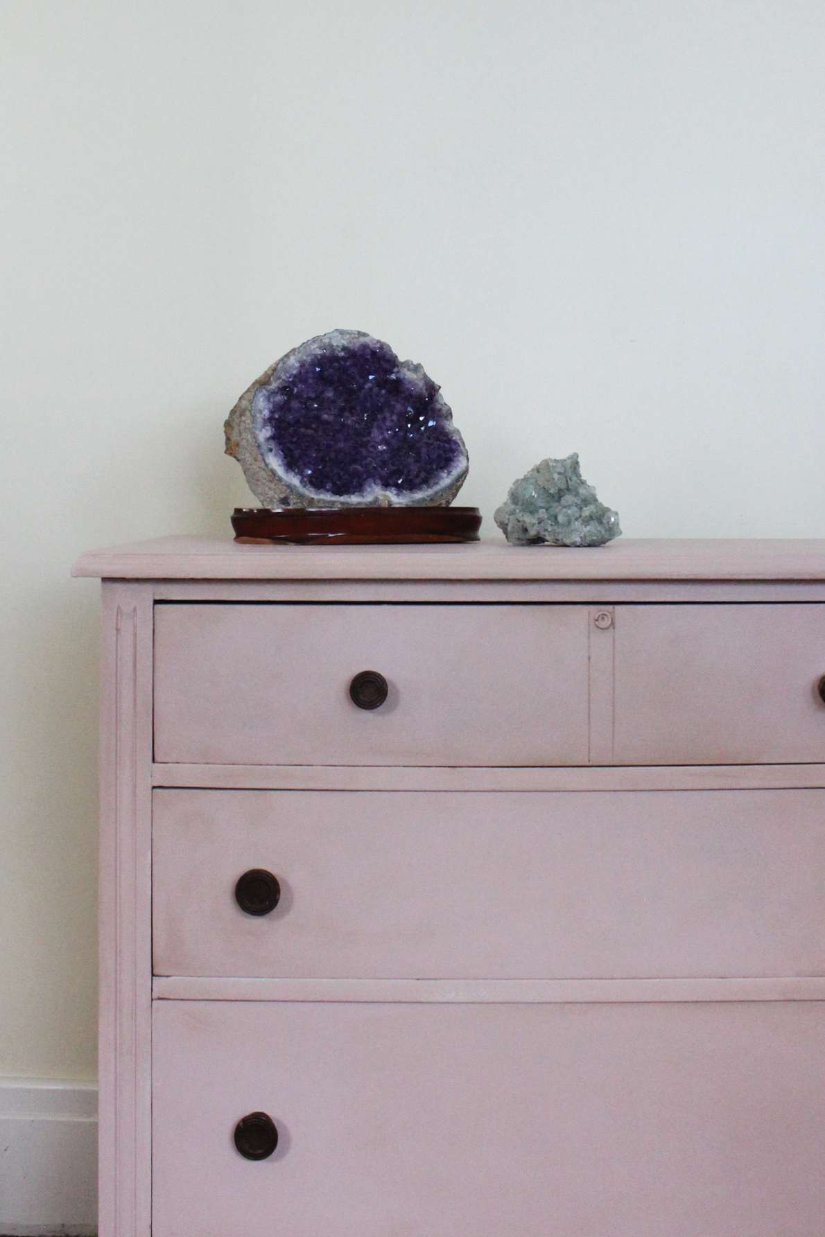 how to paint a dresser