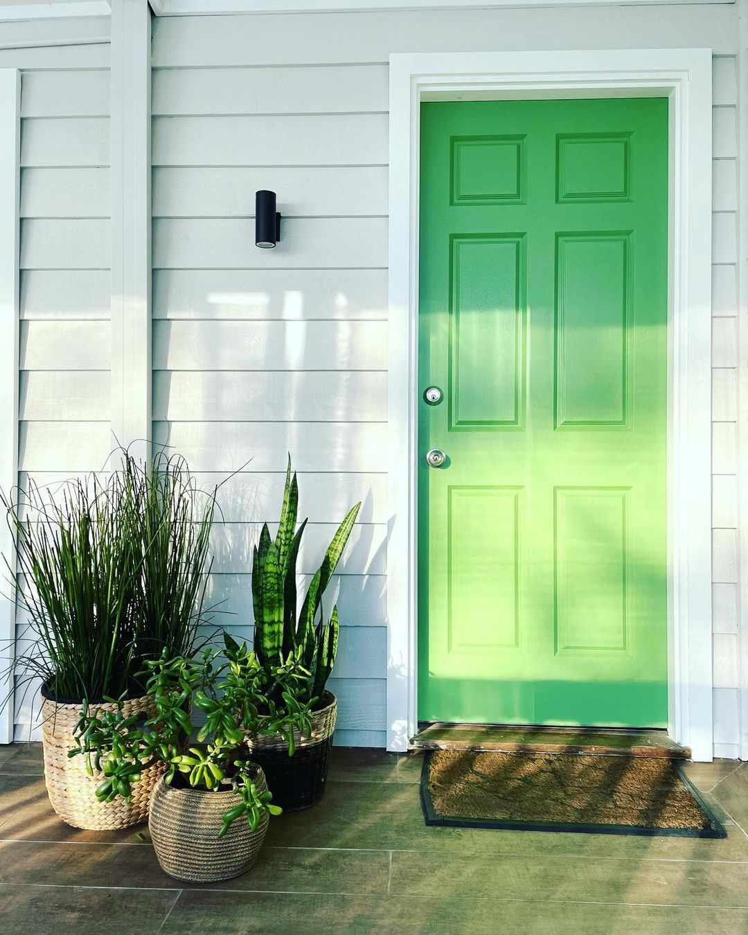 Eine leuchtend grüne Haustür