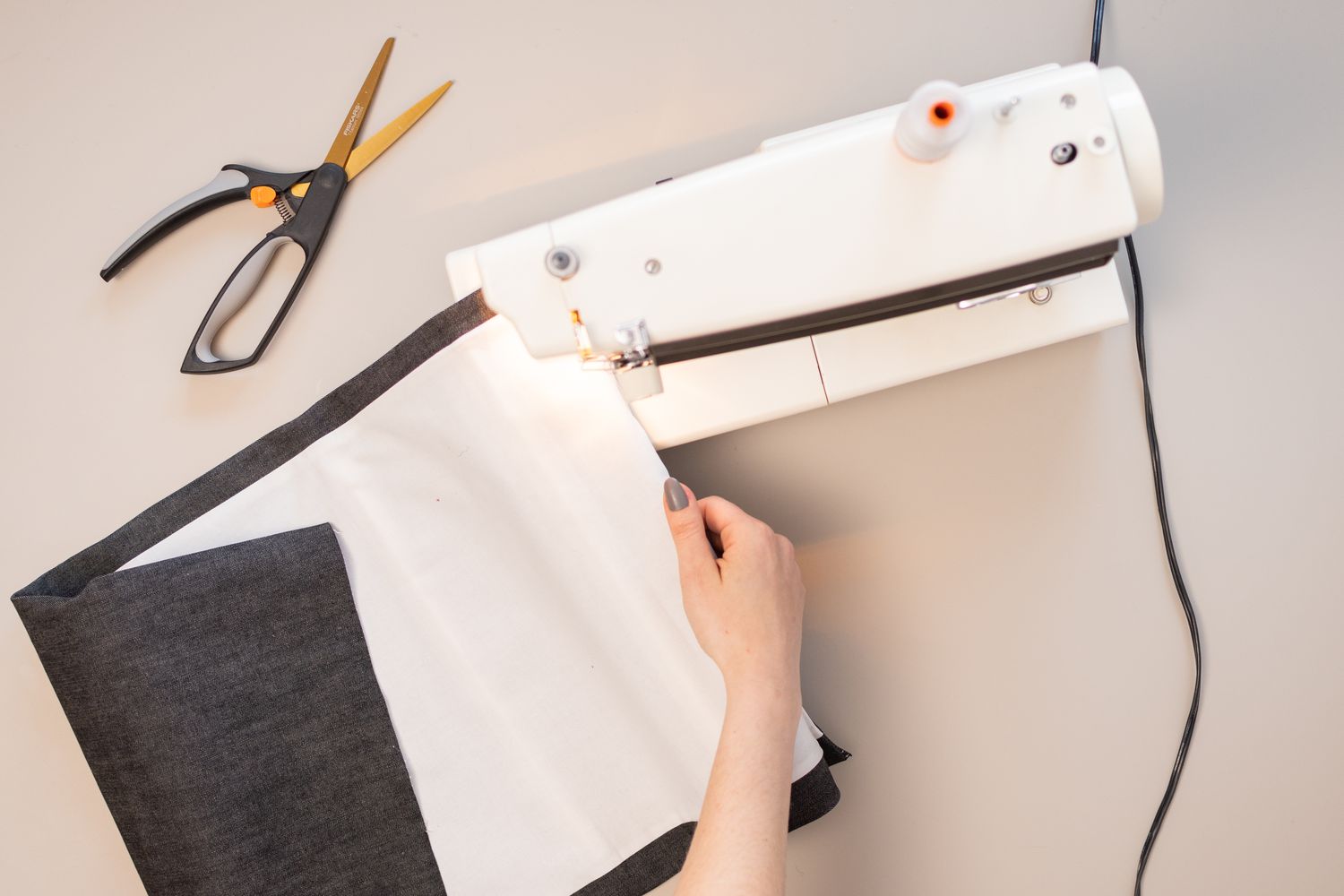 Dobladillo ciego cosido en el pliegue inferior de la cortina con la máquina de coser
