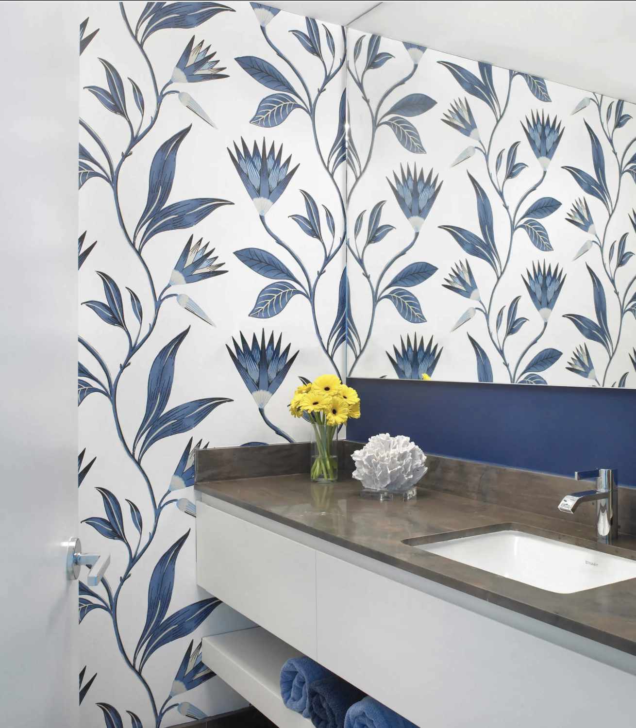 papel de parede floral azul-marinho e branco