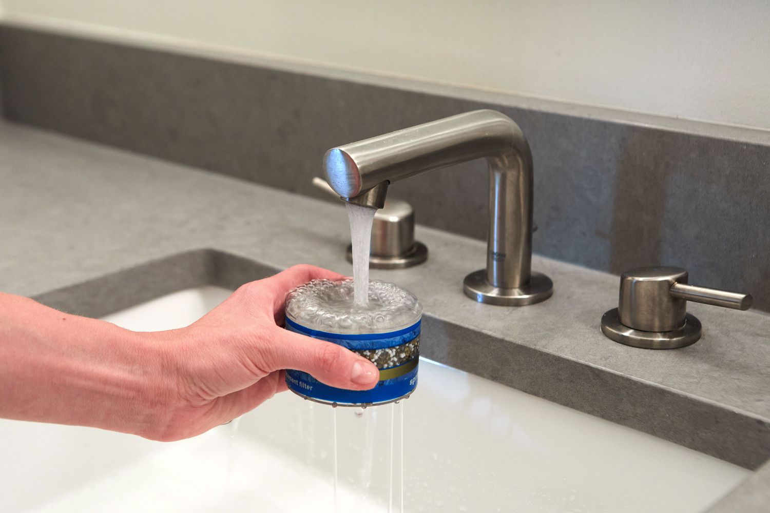 Filtre de douche encastré rincé avec l'eau courante de l'évier