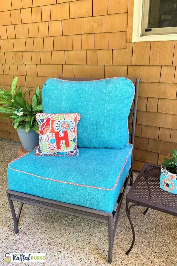 Una silla de patio con funda de tela azul.