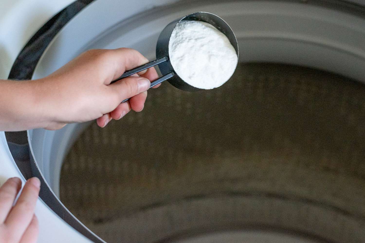 Backpulver in die Waschmaschine schütten
