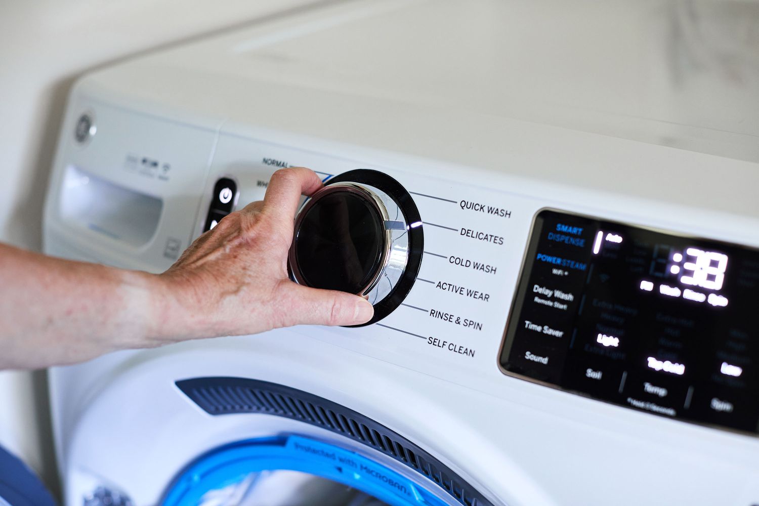 Waschmaschine auf Schonwaschgang für Kingsize-Bettdecke eingestellt