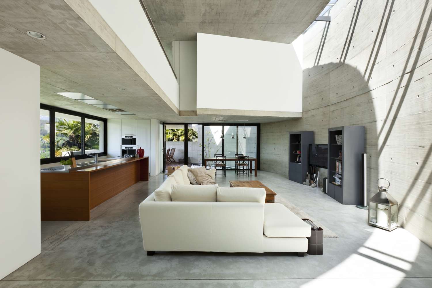 Interior moderno de uma sala de estar em uma casa