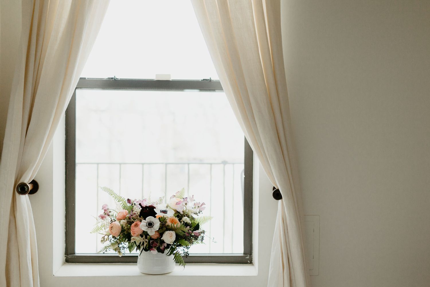 tratamiento de ventana con cortinas y flores