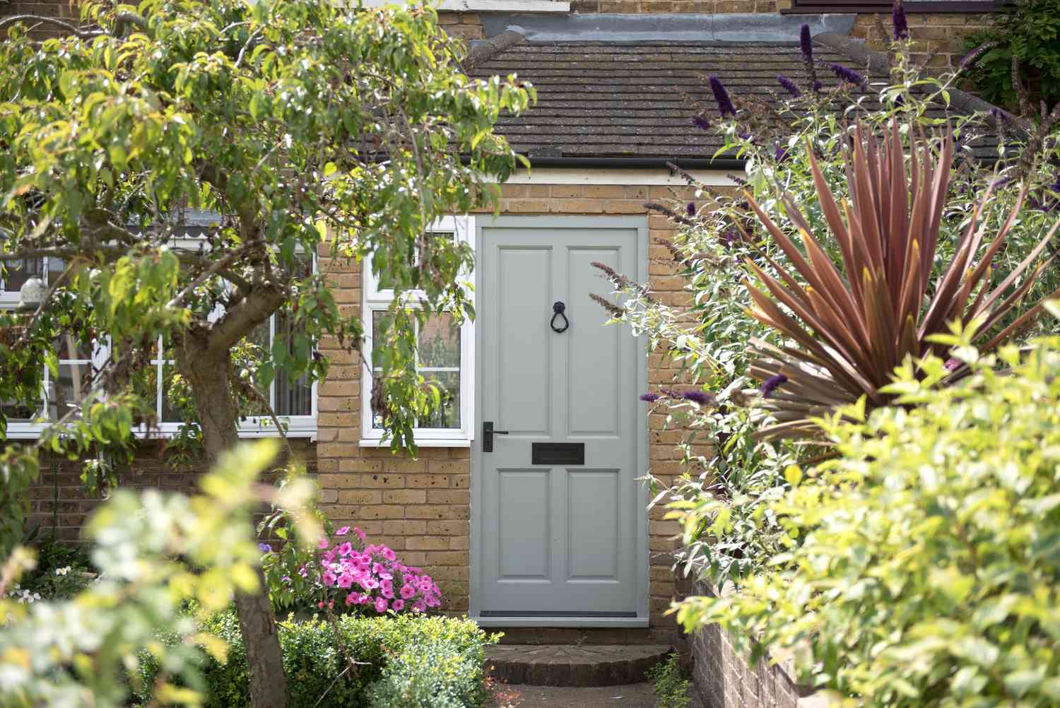 Vue extérieure d'une porte d'entrée vert sauge d'une maison