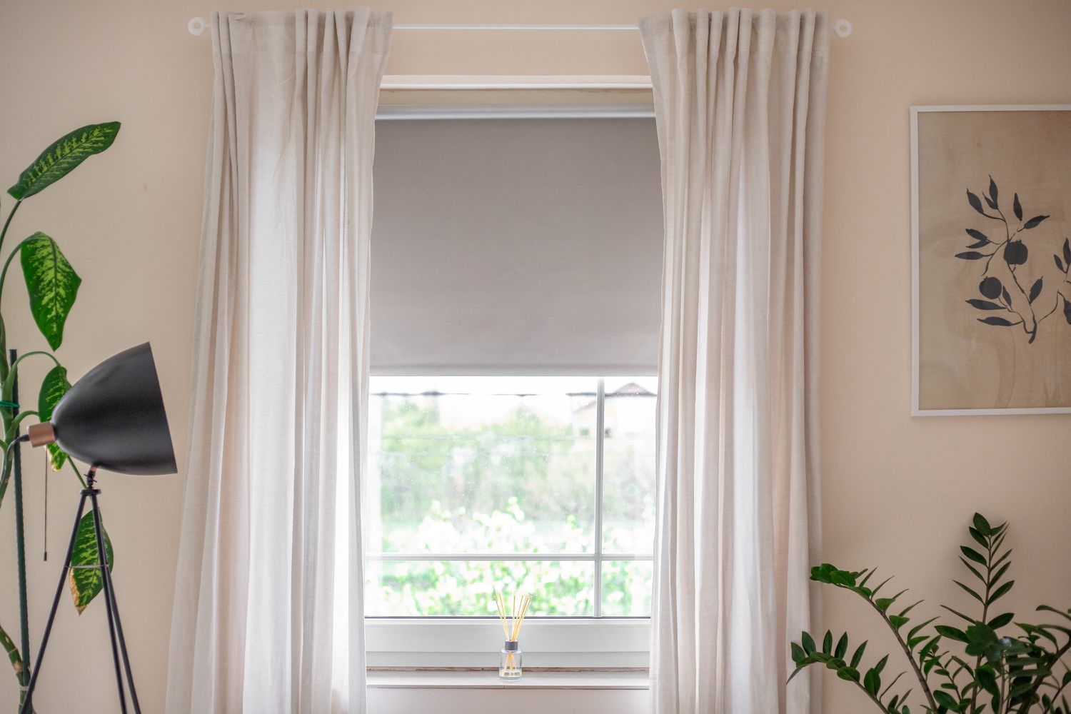 Cómo colgar cortinas sobre estores