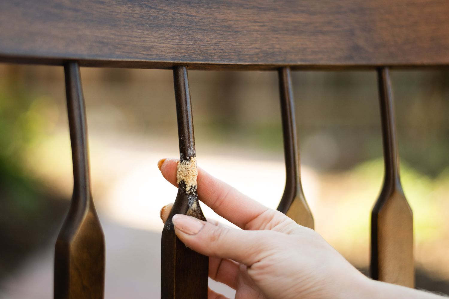 Masilla de relleno de madera añadida al agujero del respaldo de la silla de madera