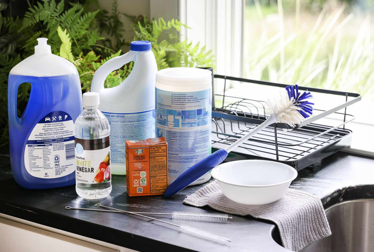 Herramientas y materiales para limpiar una botella de agua hydroflask