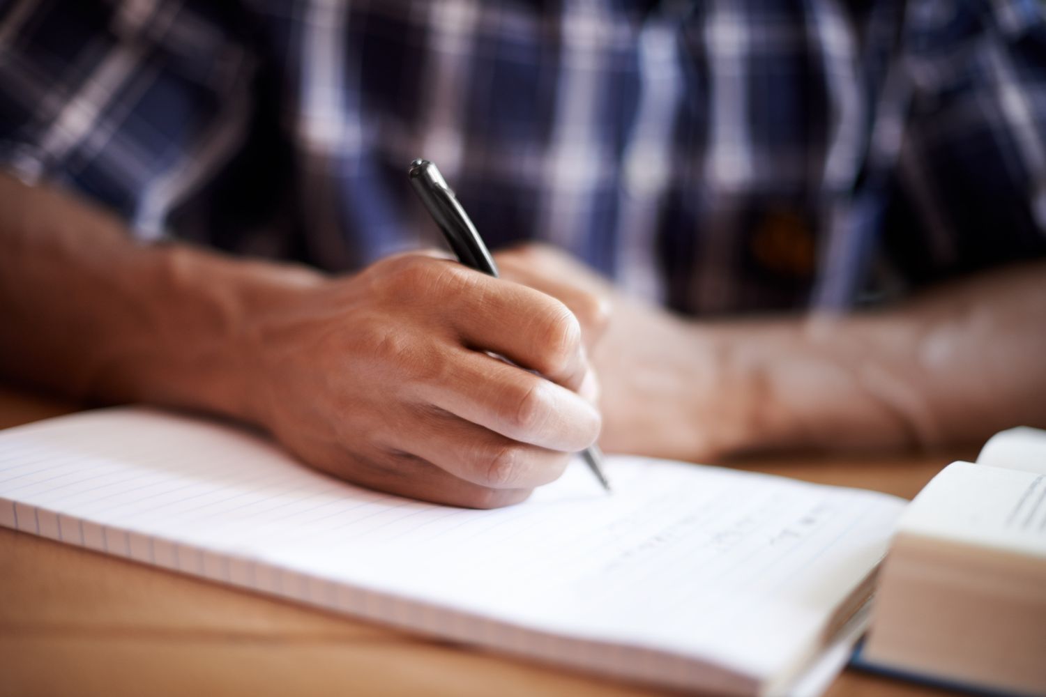 Um homem estudando para uma prova