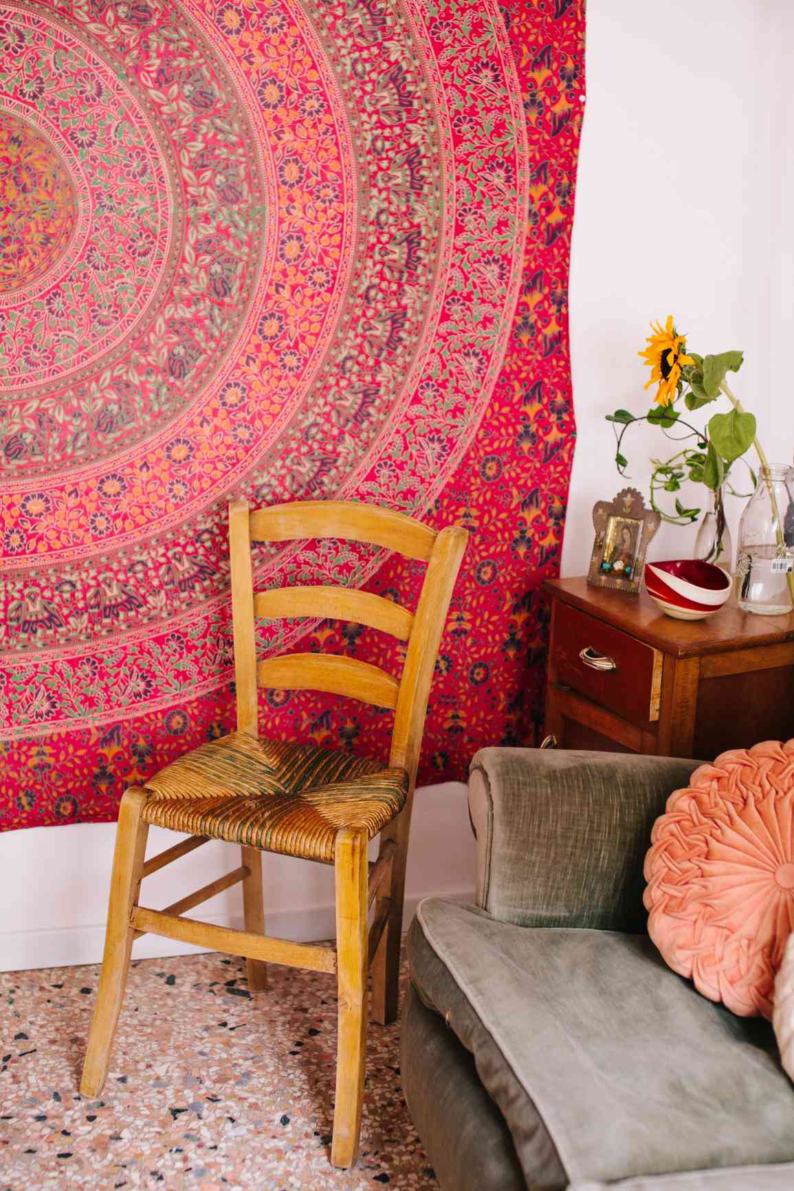 Una pared con muebles y un tapiz
