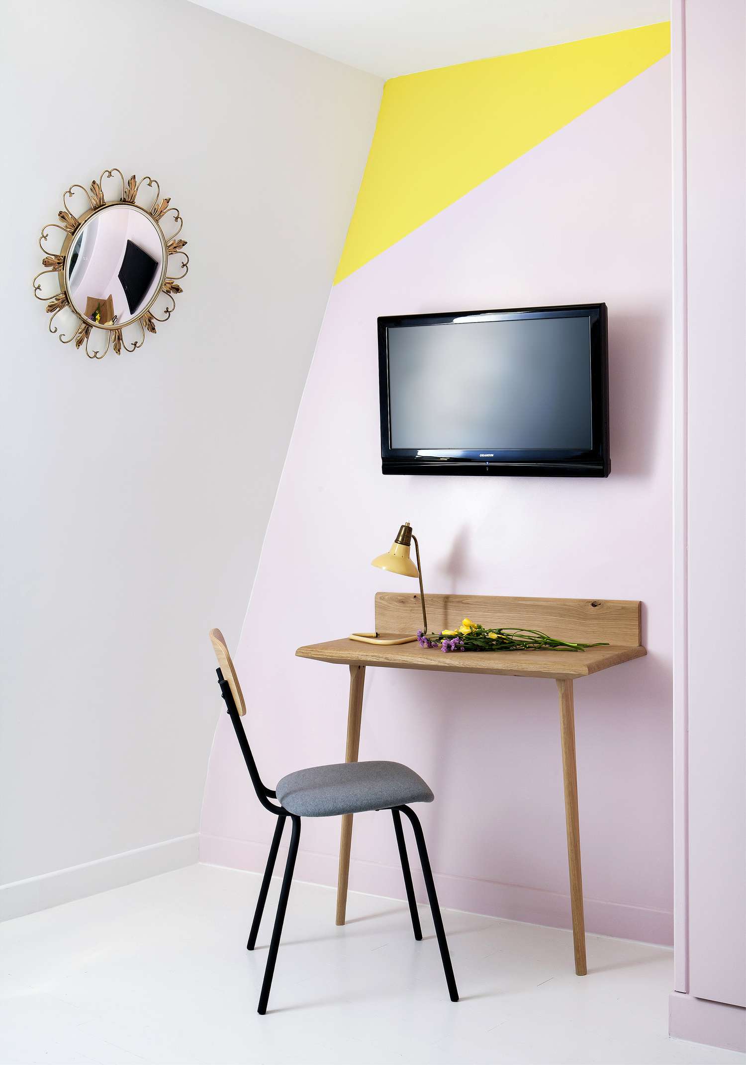 Despacho en casa amarillo y rosa