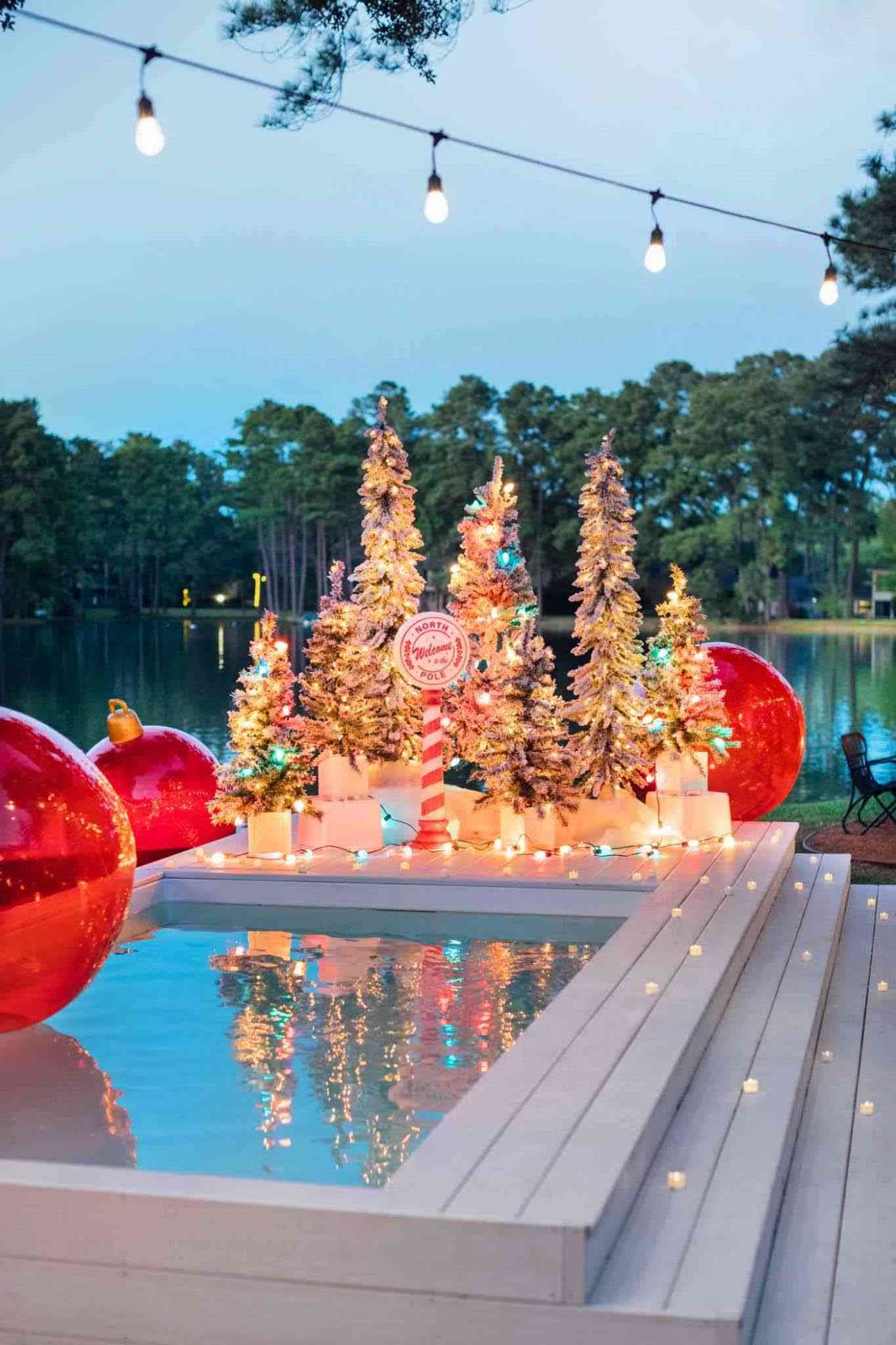 Ein Pool mit Weihnachtsbäumen und roten Ornamenten