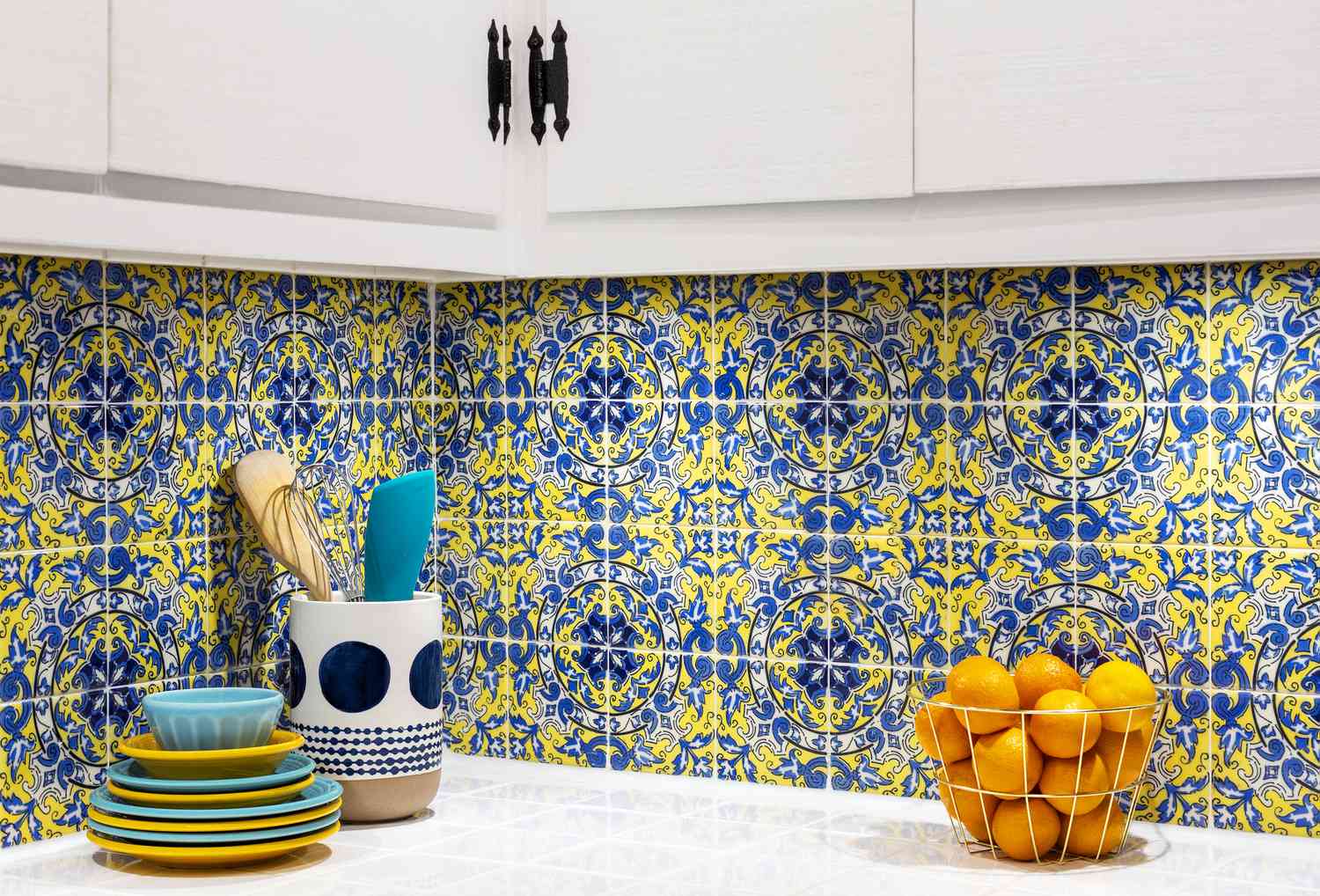 Azulejos espanhóis em uma cozinha como backsplash