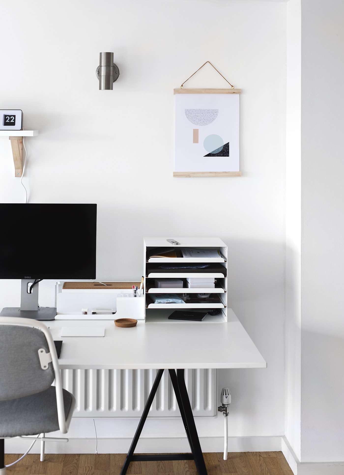 Schlichtes modernes Büro mit minimalistischen Kunstwerken