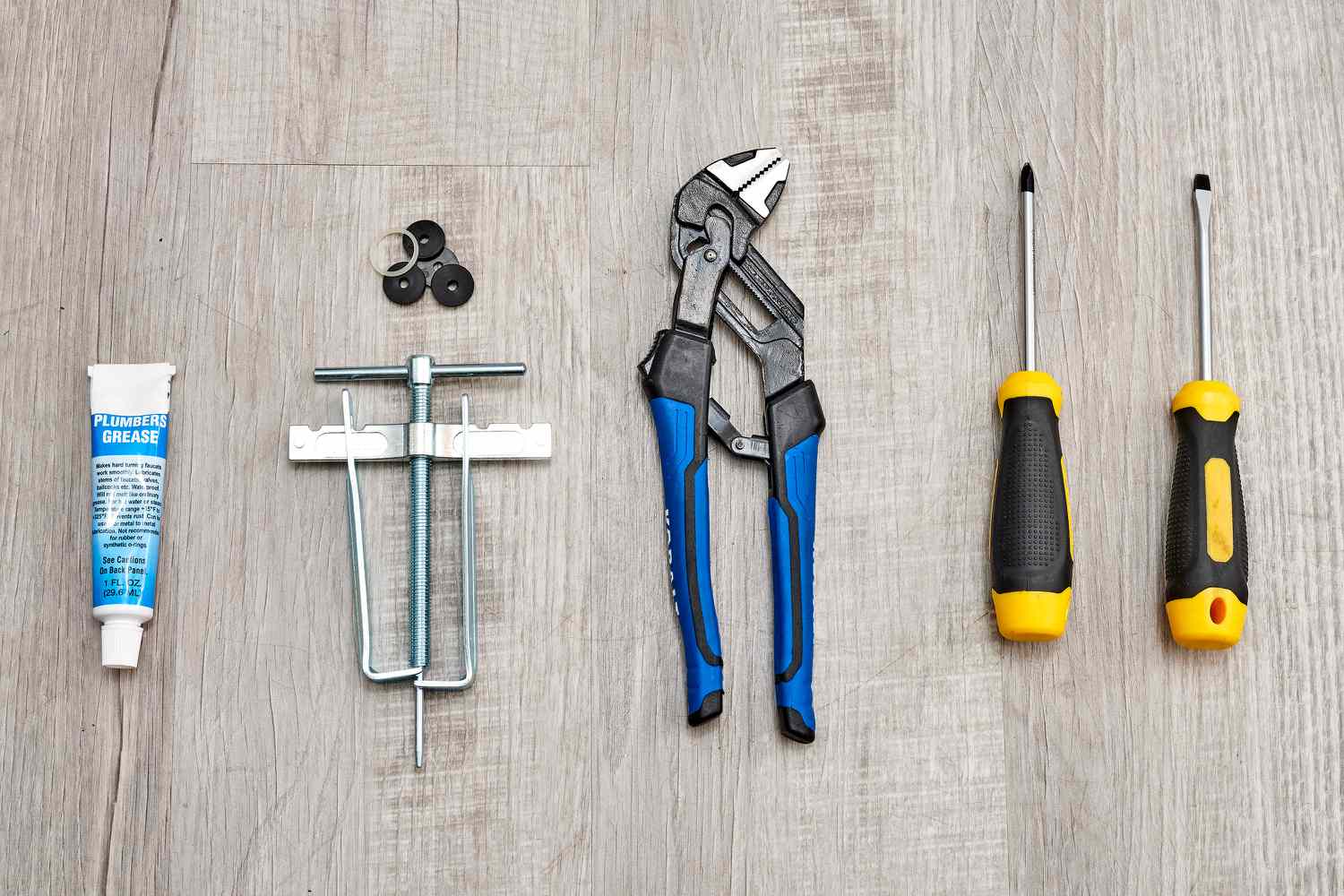 Materiais e ferramentas para substituir uma torneira de arruela de compressão 