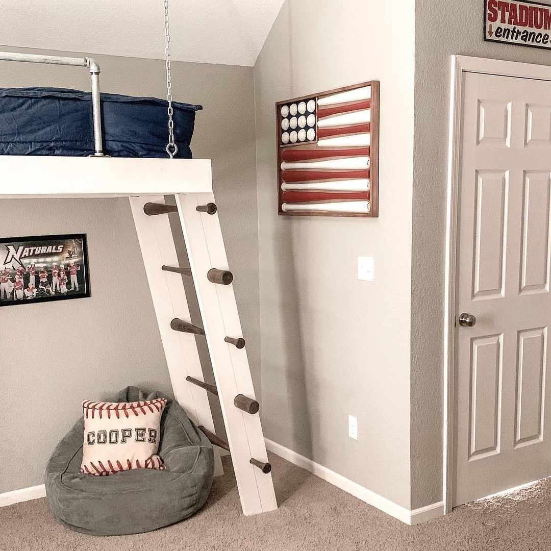 Habitación infantil con temática de béisbol que cuenta con una cama tipo loft, decoración con la bandera americana y un sillón bean bag.