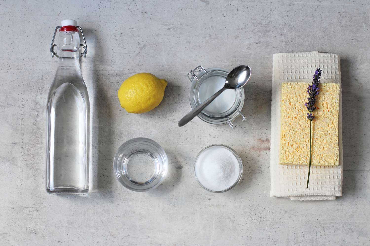 Vinaigre, citron, bicarbonate de soude, et outils de nettoyage