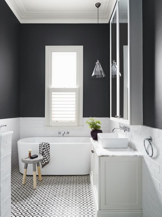 Cuarto de baño con paredes a medias blancas y negras