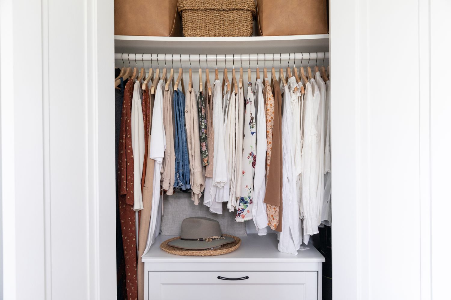 Wie man den Platz im Kleiderschrank in 6 stressfreien Schritten maximiert