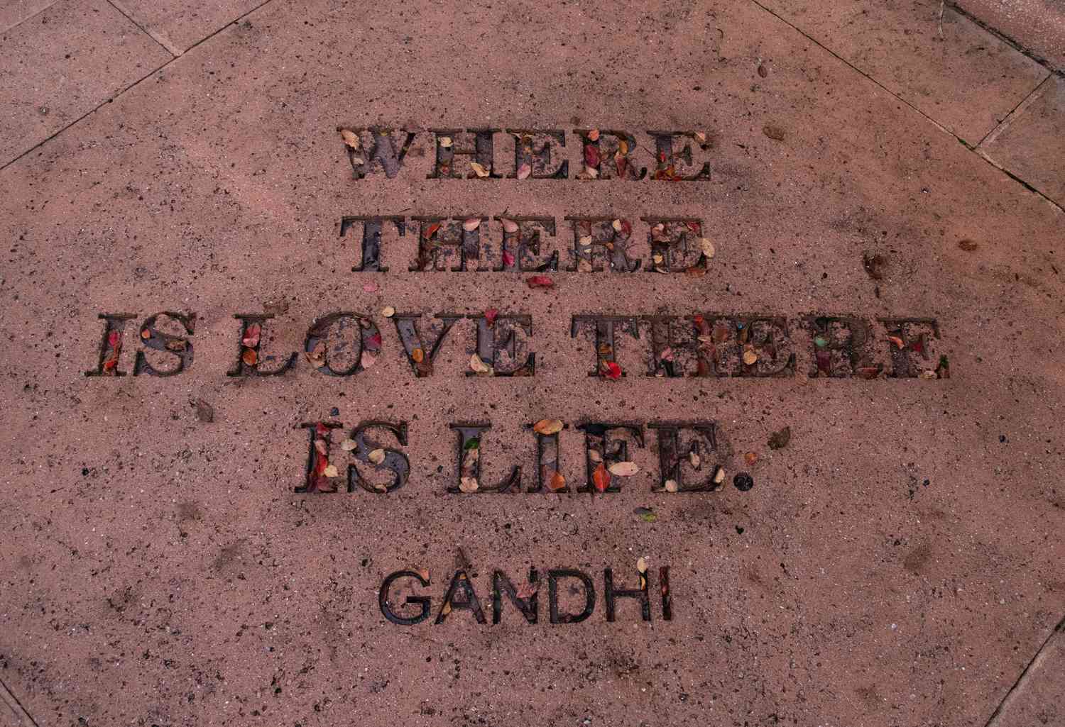 Gehweginschrift Worte von Gandhi