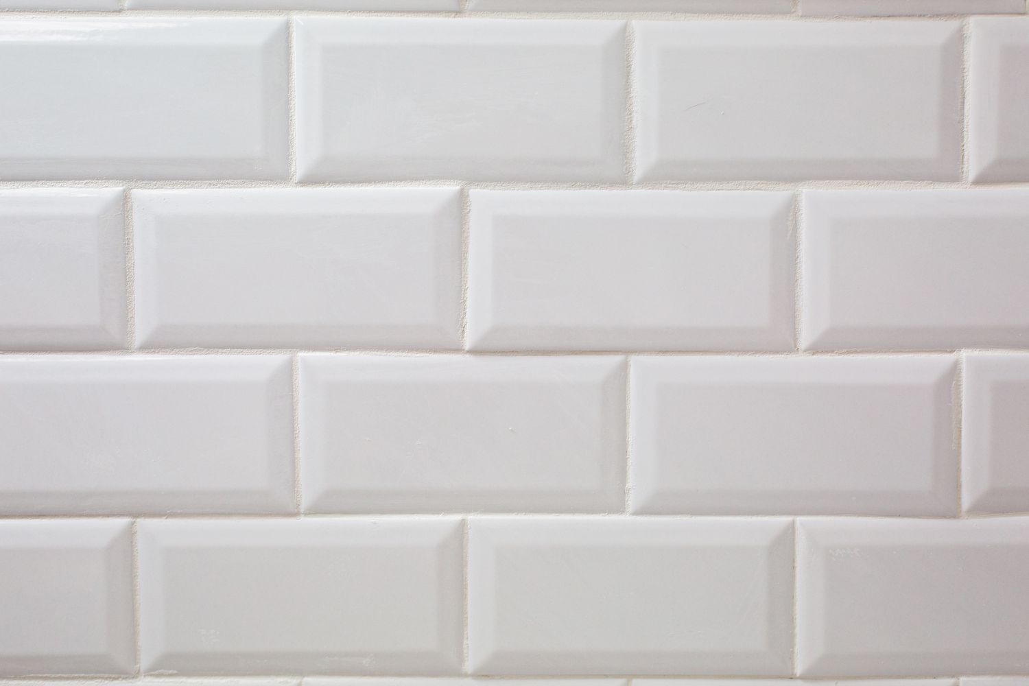 Mur carrelé blanc avec coulis durci