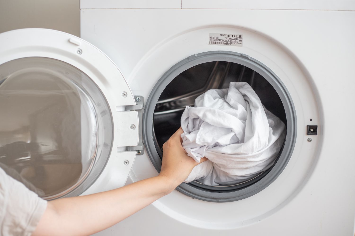 Weißes Polyesterlaken in der Waschmaschine