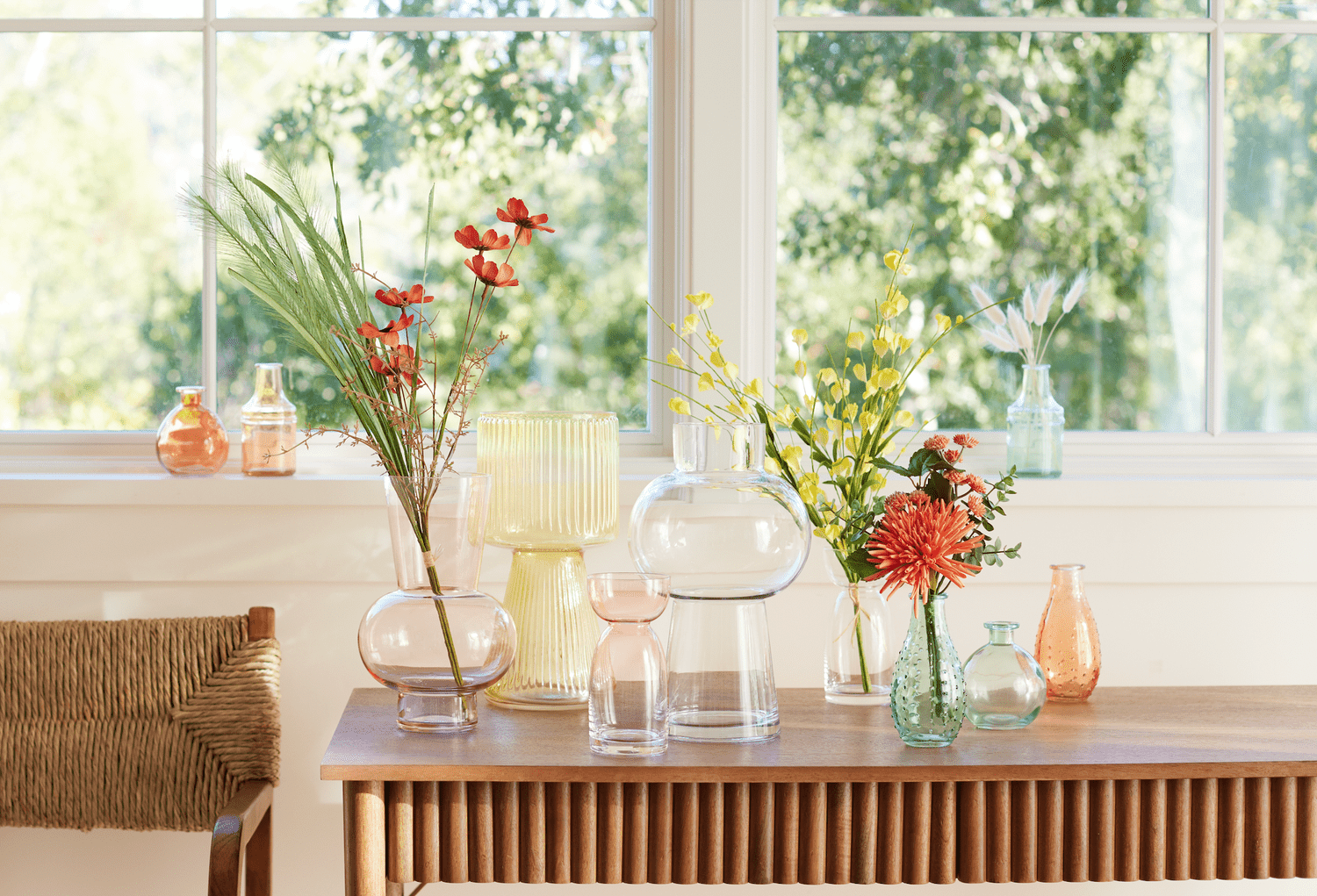 Eine Kollektion floraler und skulpturaler Vasen
