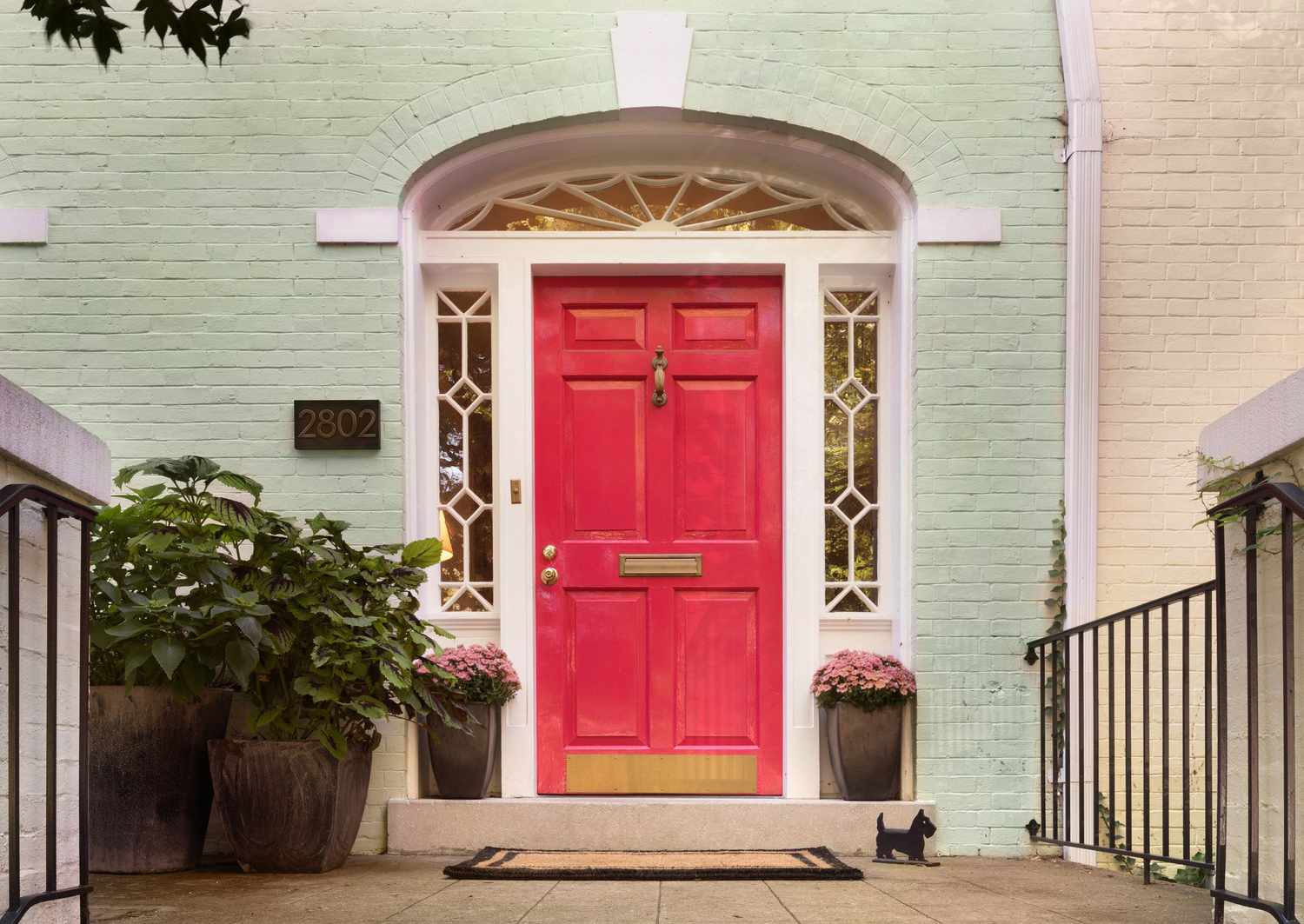 grünes Haus mit rosa Tür 