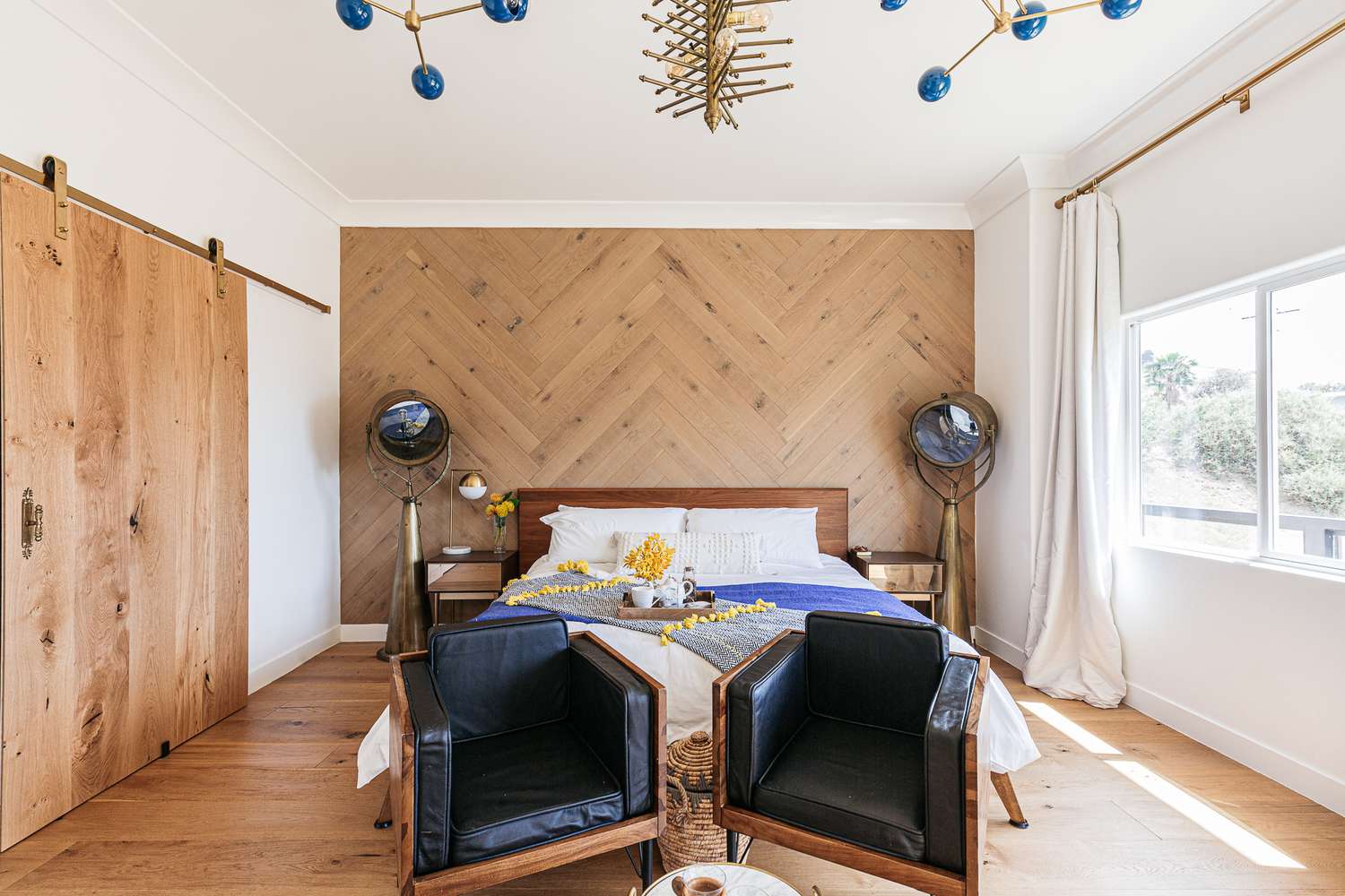 Chambre à coucher avec éclairage contemporain et chaises en cuir