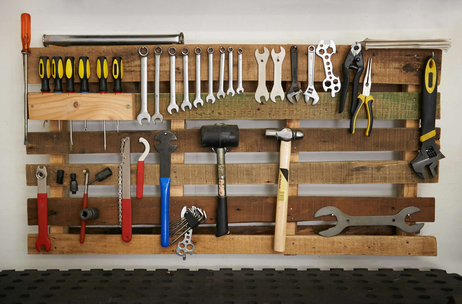 pared de listones franceses de madera utilizada como almacén de herramientas 