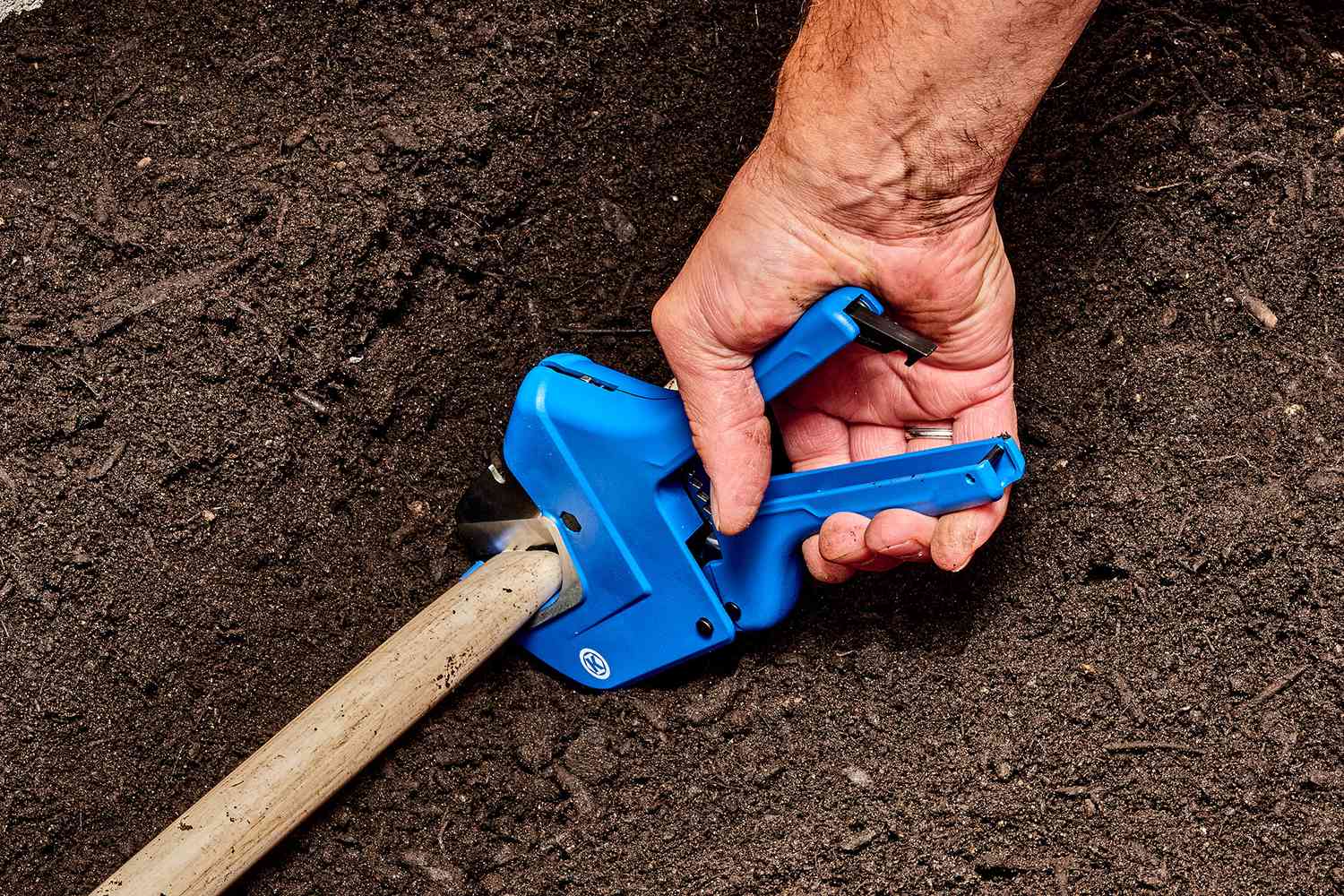 Línea principal de agua marcada y cortada con cortatubos 