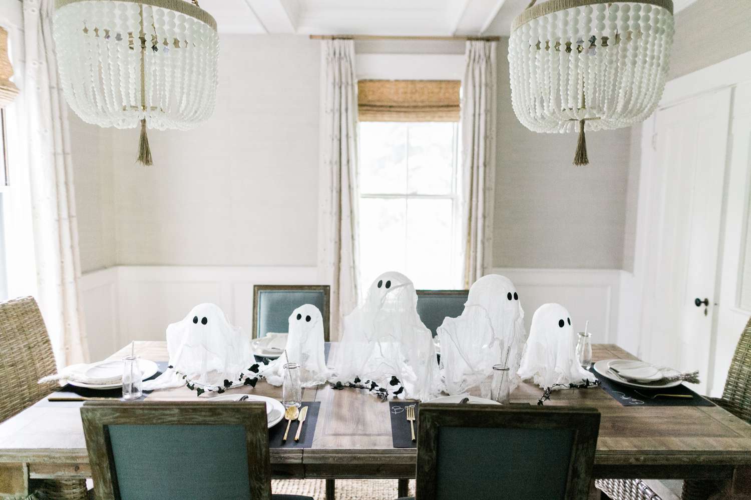 Mesa posta com centro de mesa de fantasma branco