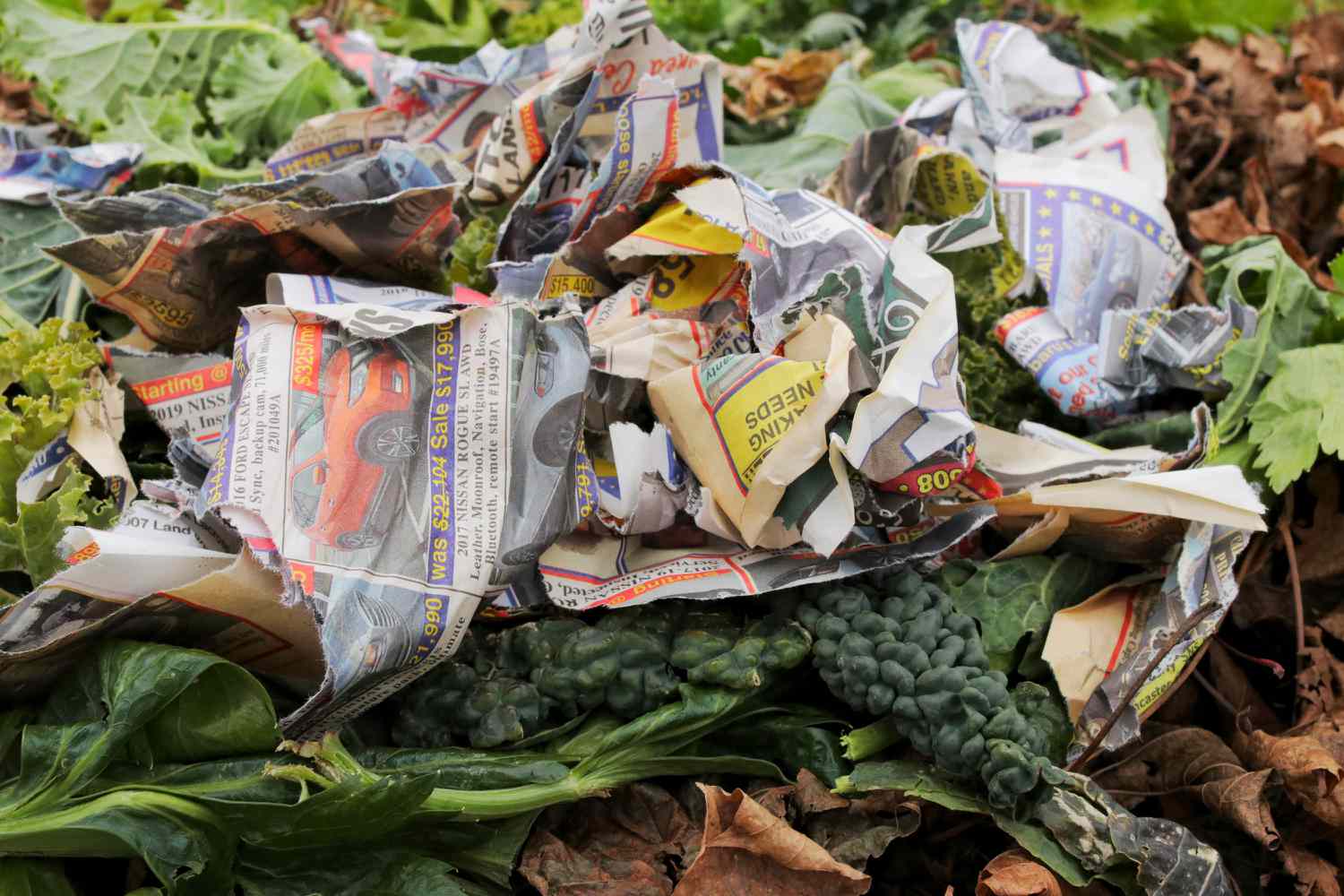 Capa de materiales marrones añadida para el fondo del jardín de lasaña