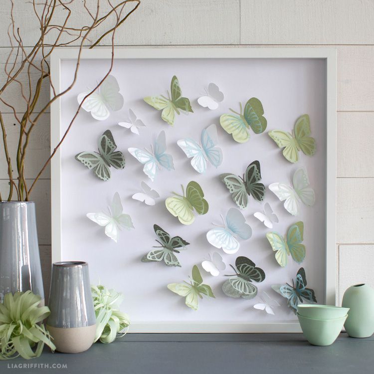 Un cadre plein de papillons en papier