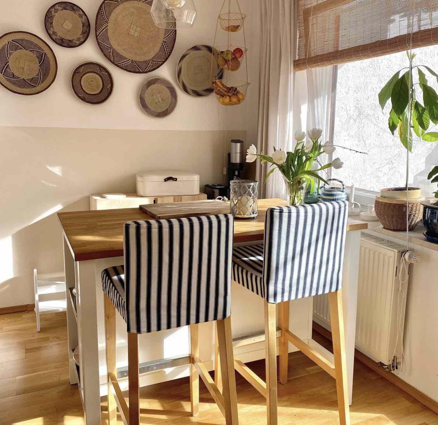 îlot de cuisine avec chaises rayées
