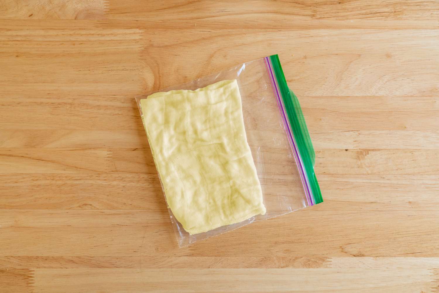 Tela de algodón guardada en una bolsa de plástico hermética 