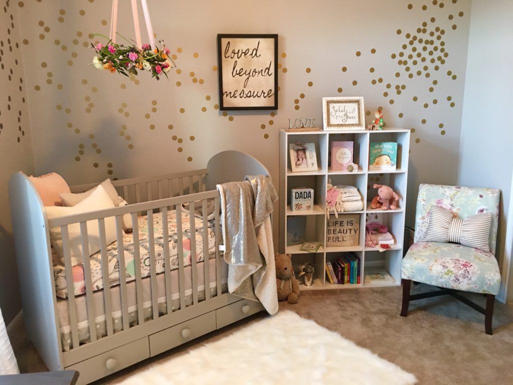 Elegante quarto de bebê cinza e branco com uma chuva de decalques de bolinhas douradas