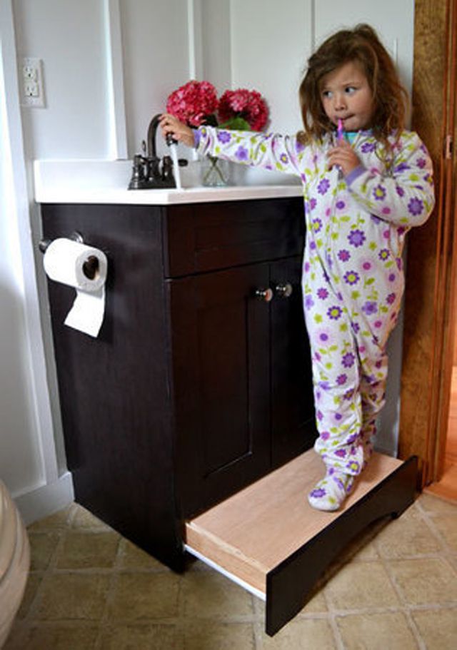 Salle de bain des enfants avec tabouret de lavabo intégré