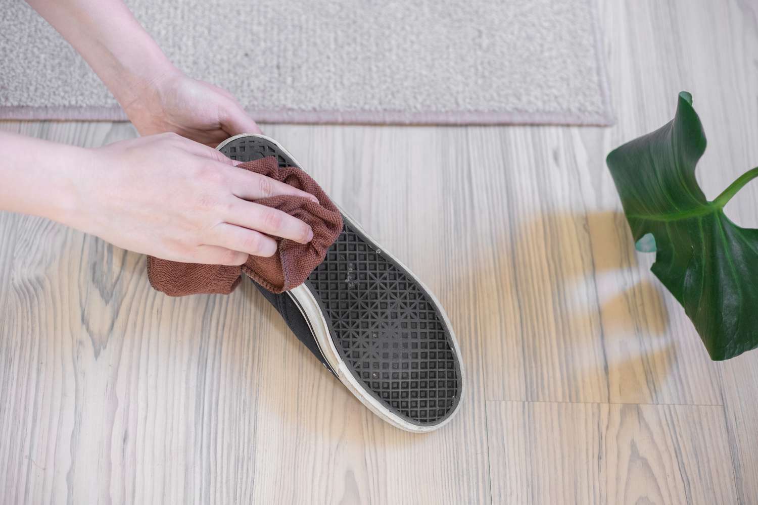 Limpia la suela de los zapatos con un trapo húmedo para quitar los trozos de cristal