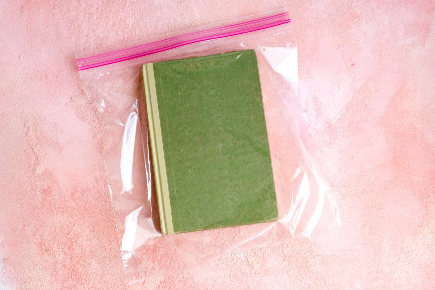 un libro metido en una bolsa de plástico