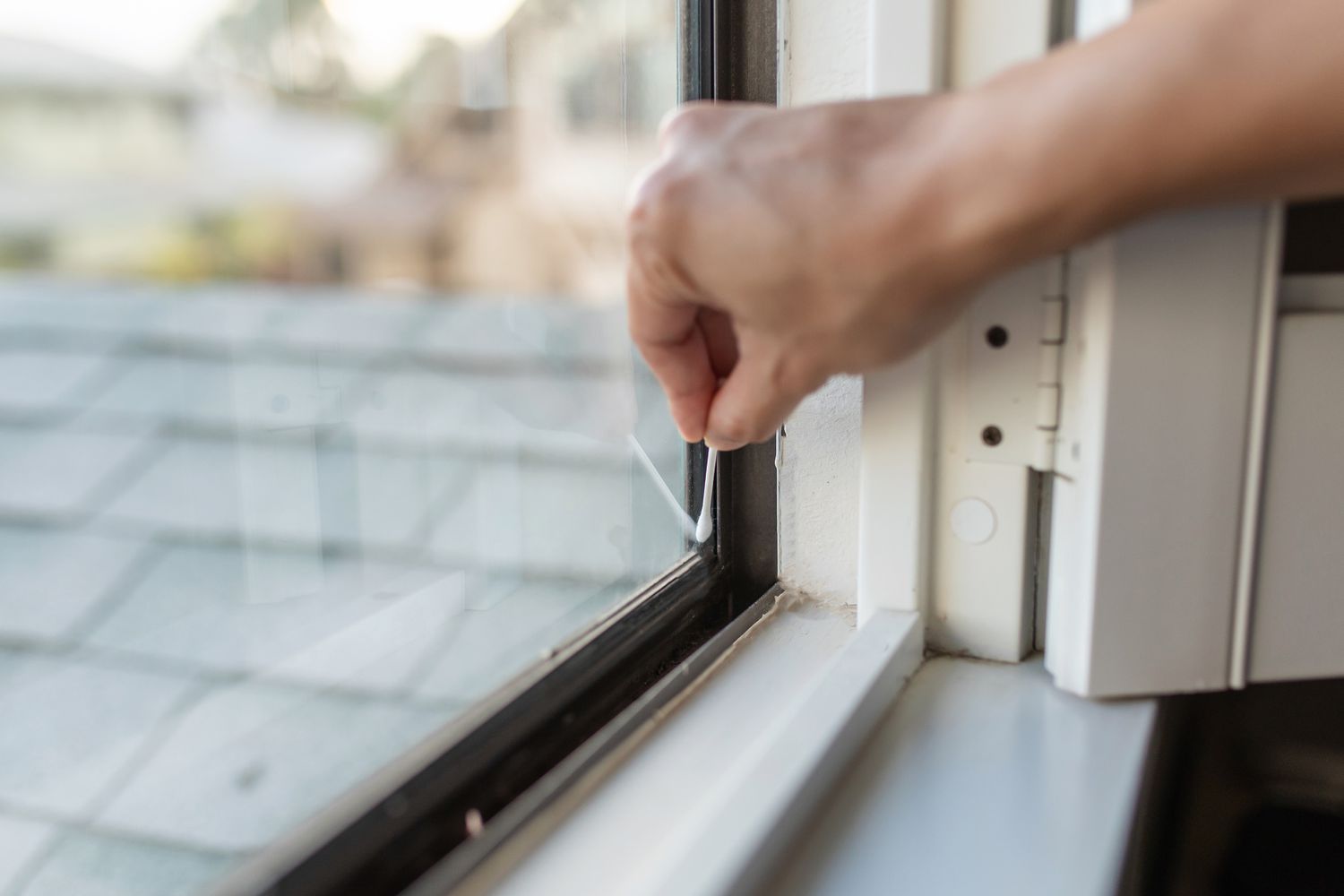use cotonetes para limpar os cantos das janelas