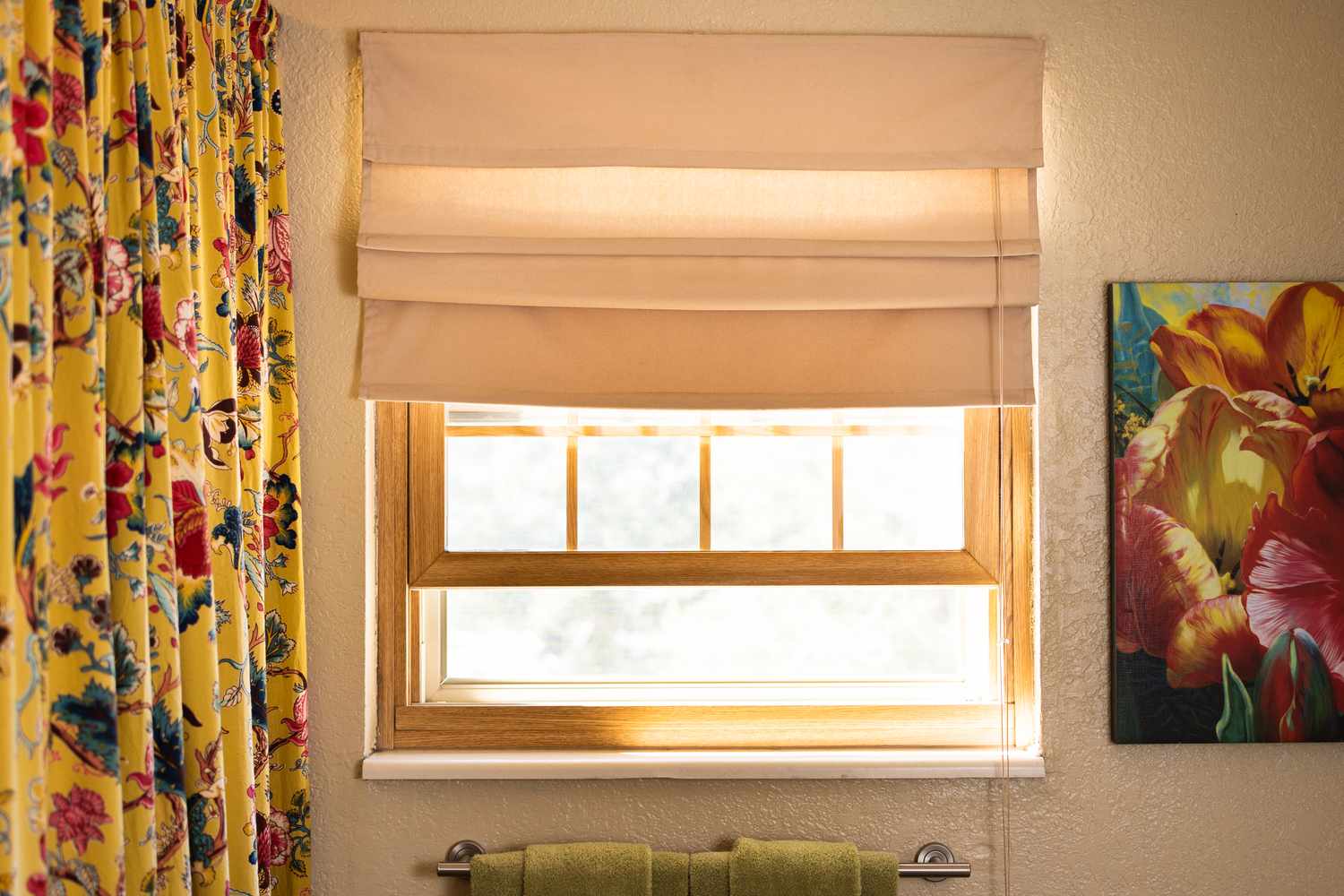 Sombra romana DIY de cor creme cobrindo uma janela parcialmente aberta